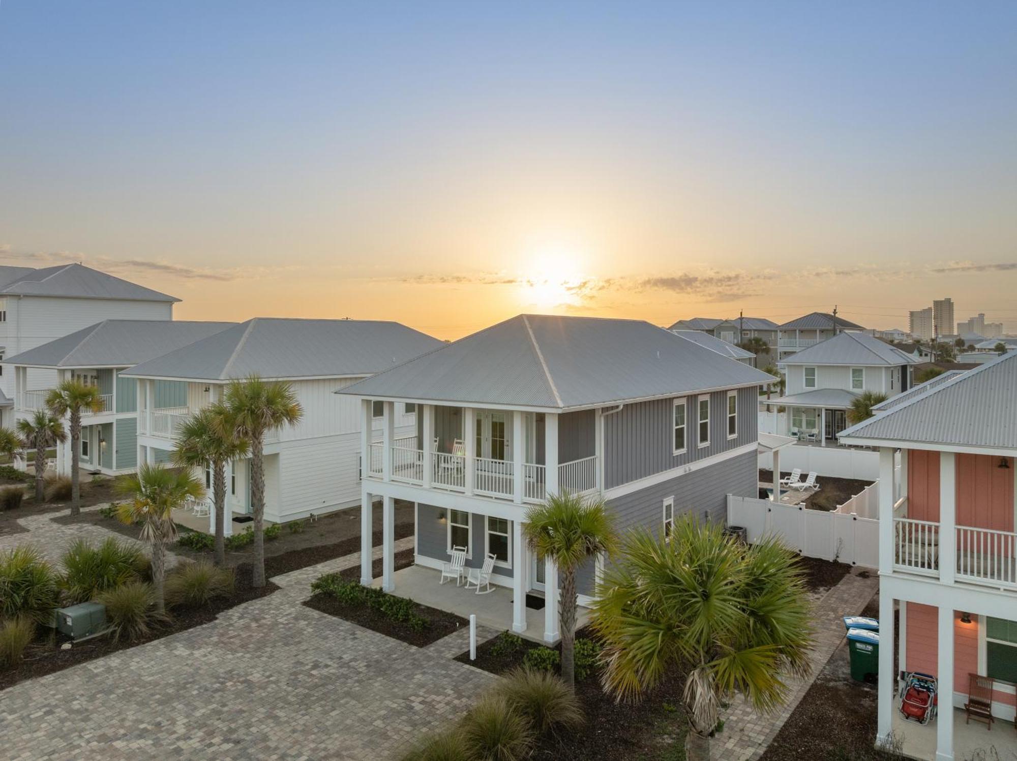 Fabulous Modern House - 4br, 35ba: Pool/beach View & Access/balcony Holiday home *